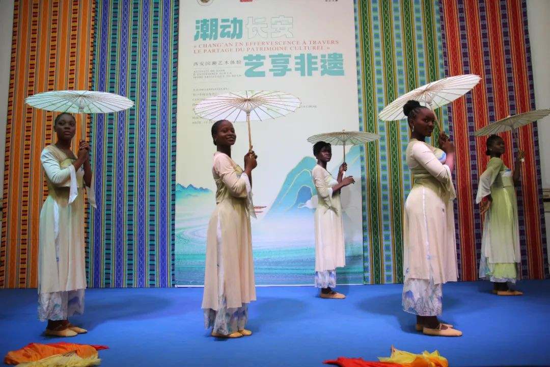 貝寧阿波美卡拉維大學(xué)孔子學(xué)院協(xié)辦“潮動(dòng)長安、藝享非遺”西安國潮藝術(shù)體驗(yàn)活動(dòng).png 圖片